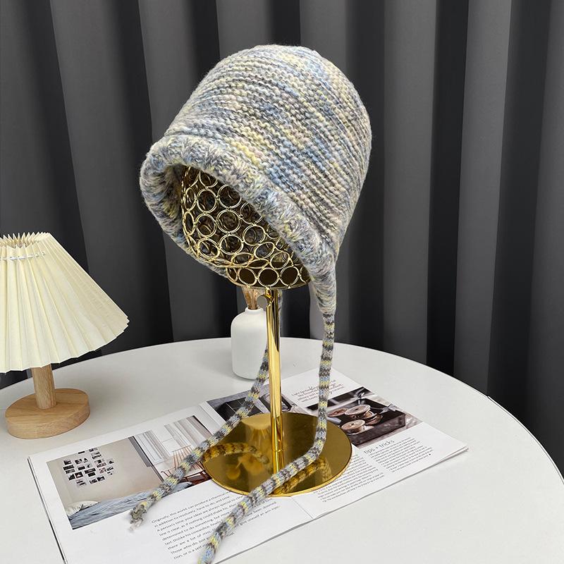 

Вязаная вручную крючком шерстяная шапка для защиты ушей для женщин на осень и зиму с разноцветным кисточкой-помпоном, пуловер, теплая шапка, вязаная шапка-ушанка one size