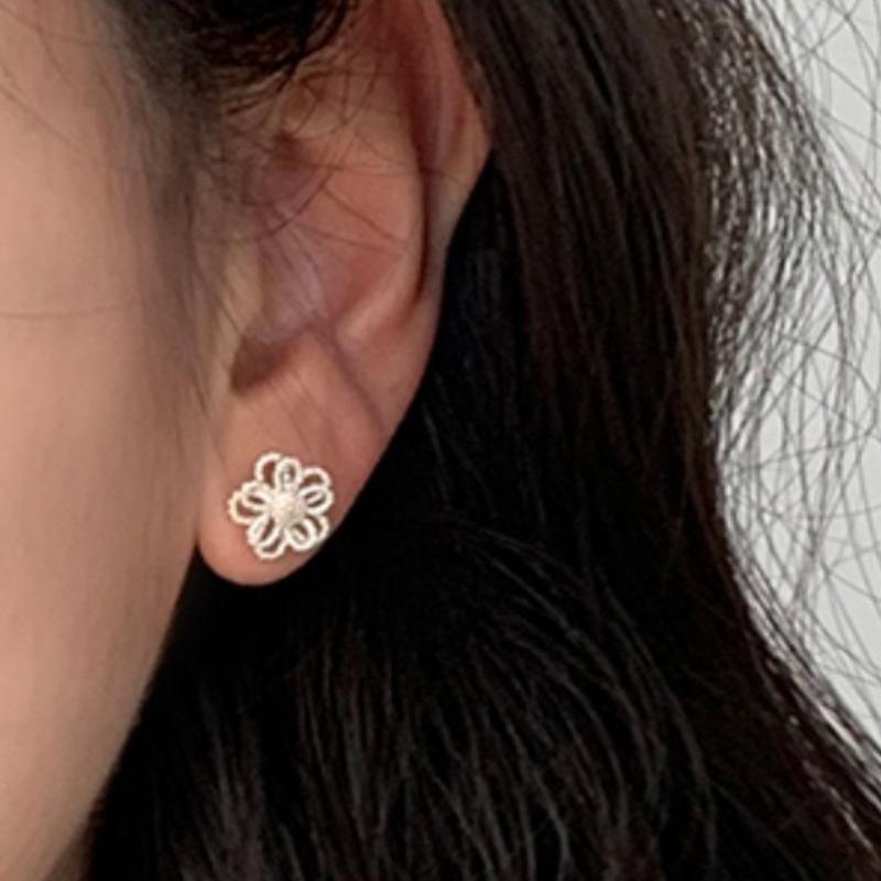 Openwork Floral Stud Earrings Women's Summer Ear Hole-friendly Gentle Vintage Minimalist Elegant Everyday Ear Jewelry