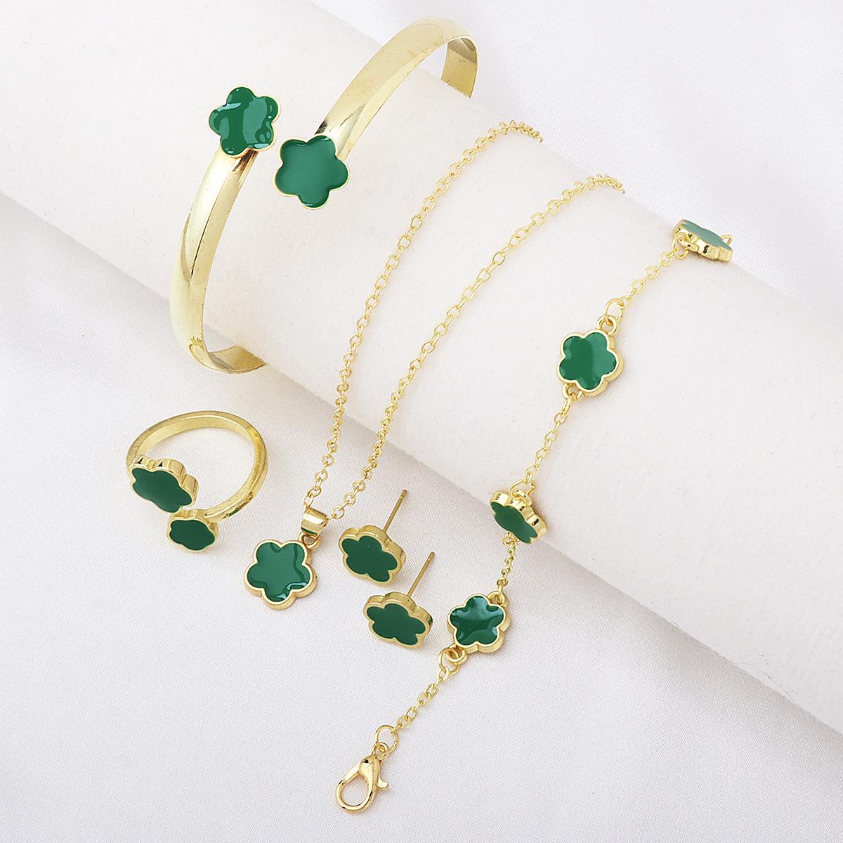 

Стильный комплект украшений Lucky Clover из 5 предметов — ожерелье, серьги, кольцо, браслет и браслет — цинковый сплав, идеально подходит для повседневной носки или в качестве подарка! 5 piece jewelry set зелёный