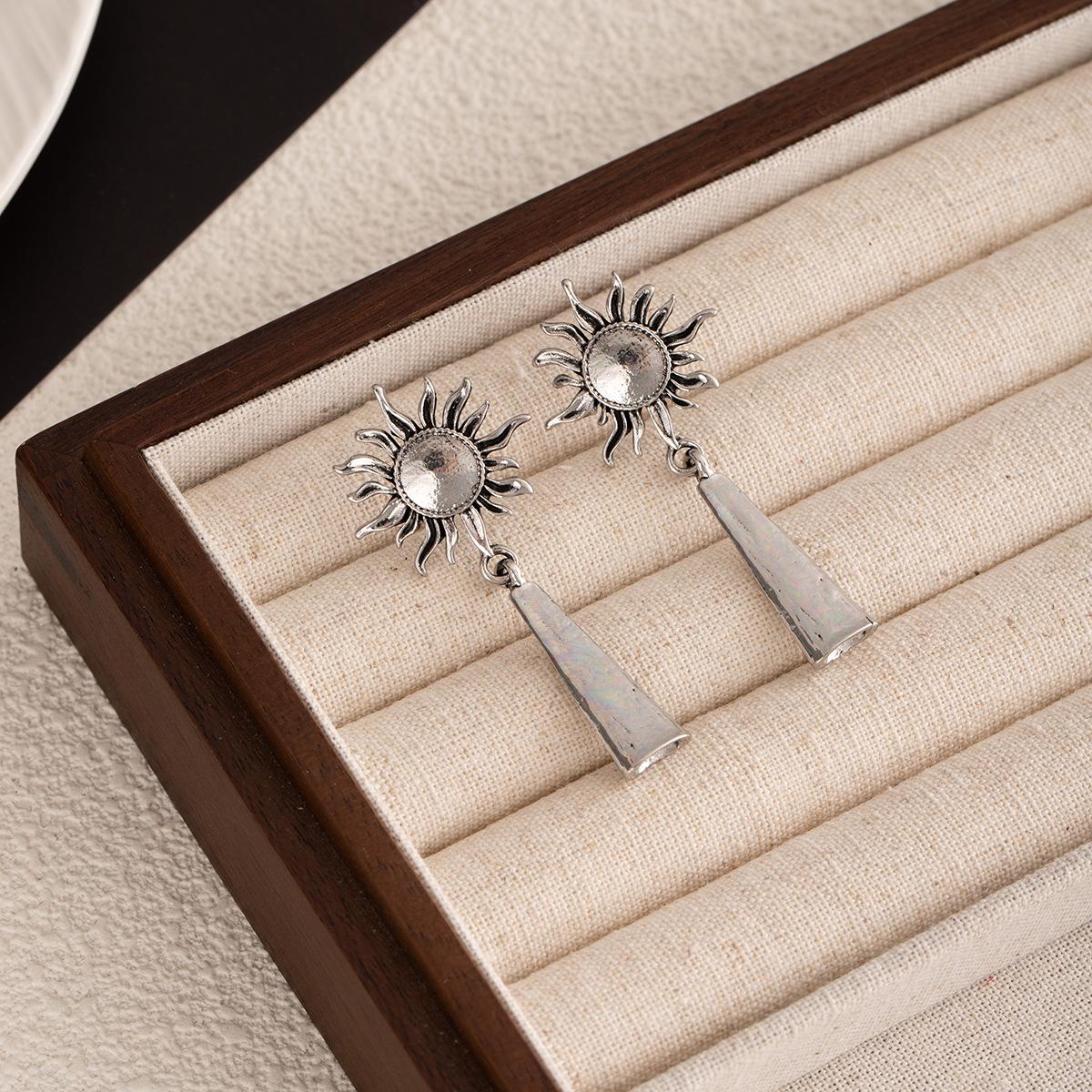 Retro Gold And Silver Sun Fringed Earrings Niche Design Medieval Light Luxury Stud Earrings High-End Temperament Cold Wind Earrings