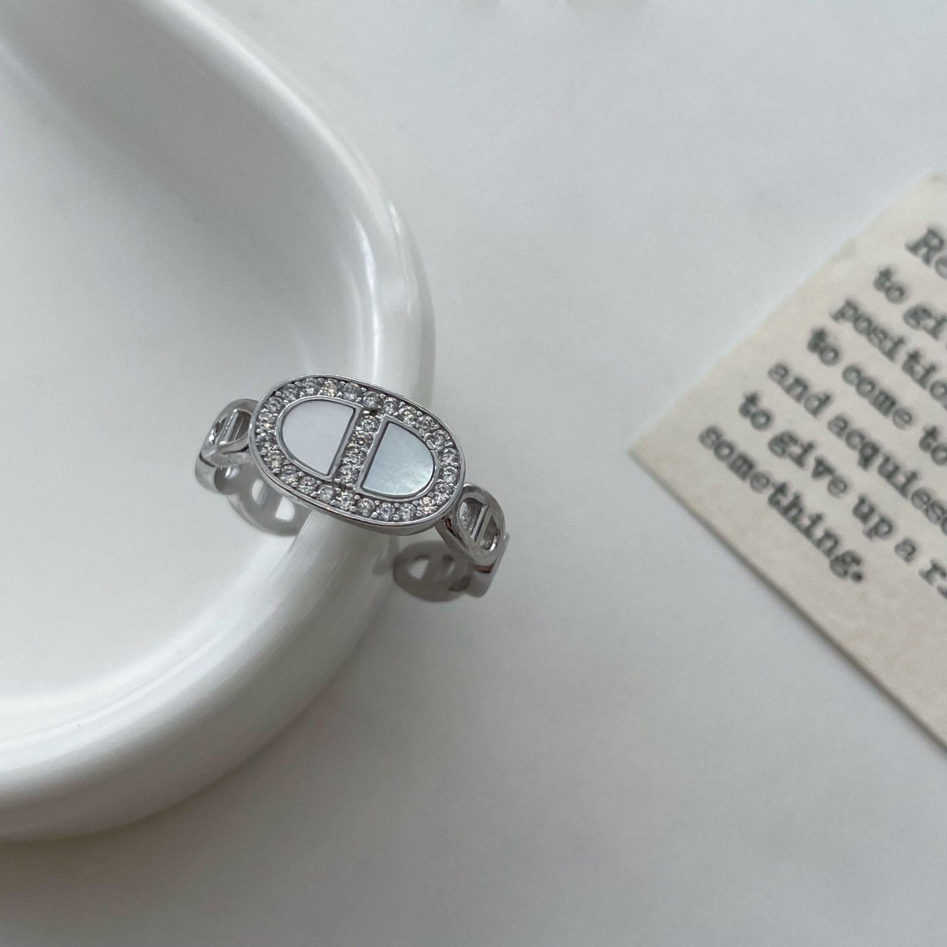 

Кольцо из стерлингового серебра 925 пробы в корейском стиле Дондэмун с перламутром и инкрустацией полными бриллиантами - Женский нишевый стиль.