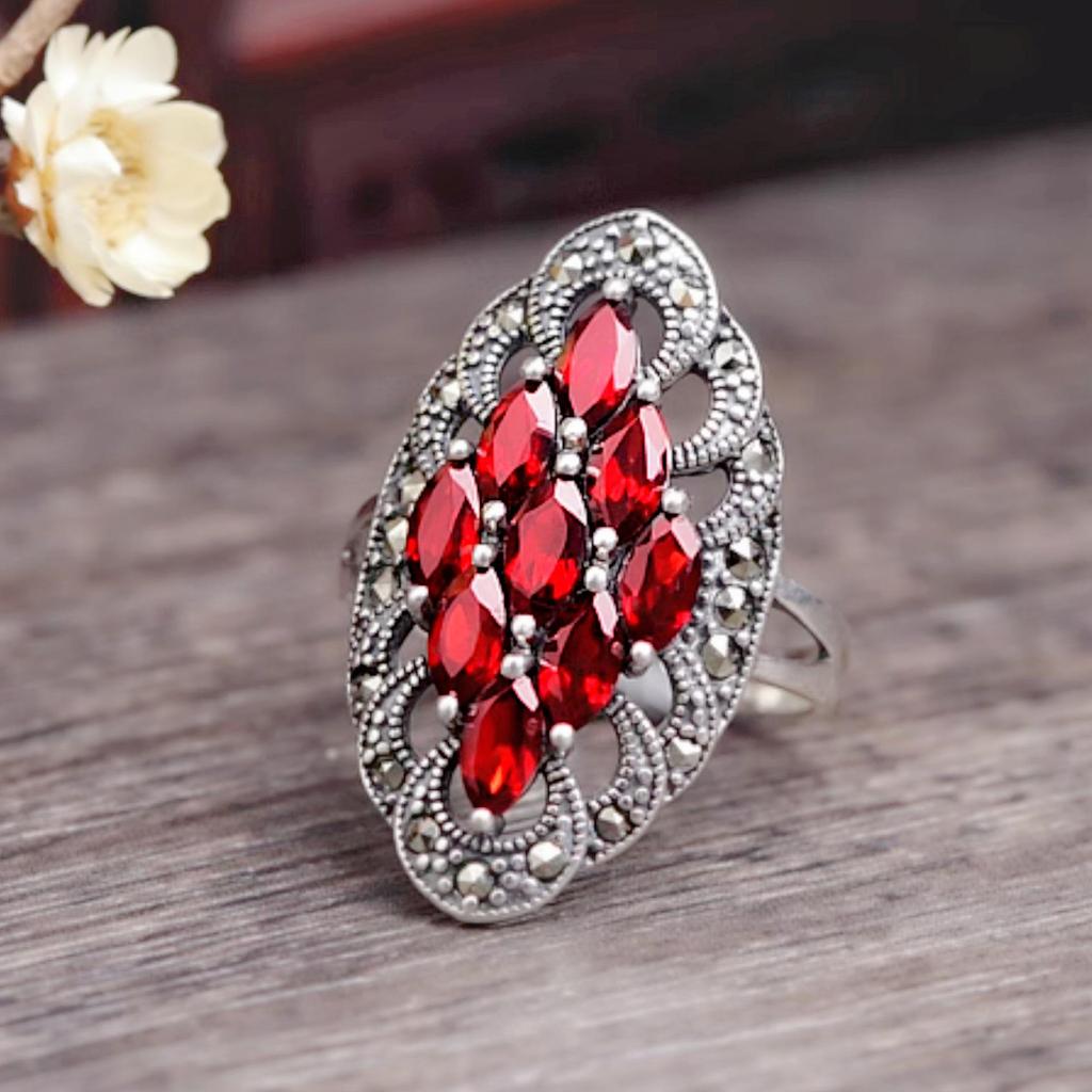 Elegante Anello Retro in Argento Thailandese con Granato Nero e Zirconi