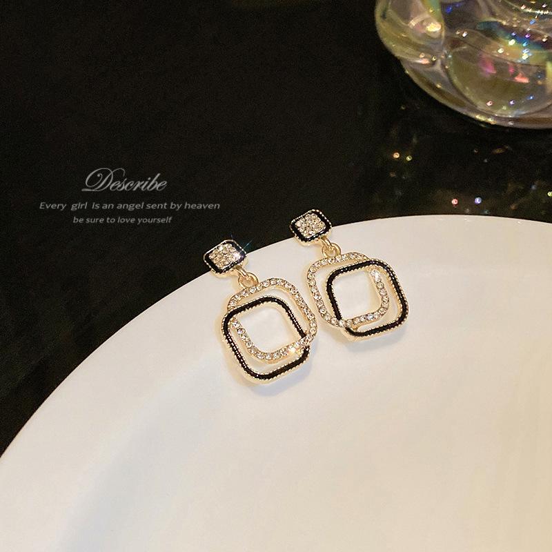 Boucles d'oreilles de luxe tendance 2024 accrocheuses pour femmes: Boucles d'oreilles à clous tendance et polyvalentes pour l'automne et l'hiver