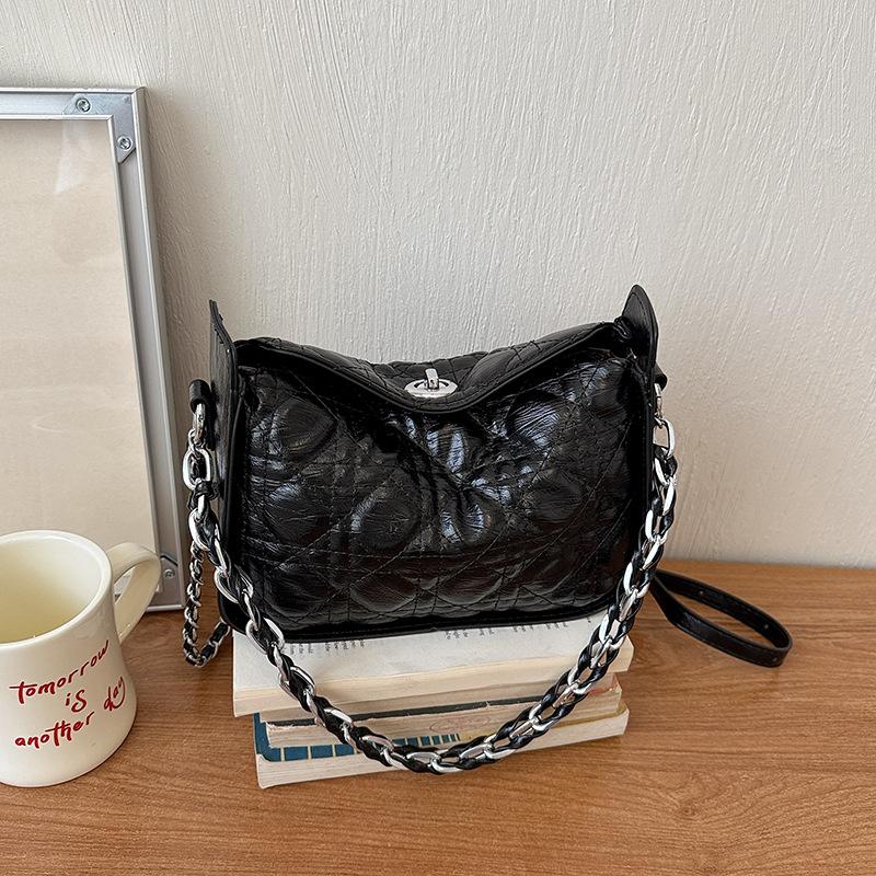 Diamond-shaped Chain Shoulder Bag, Fashionable Cross-body Bag, Lightweight Luxury Small-sized Handbag