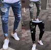 Trendige europäische und amerikanische schmal geschnittene zerrissene Herrenjeans