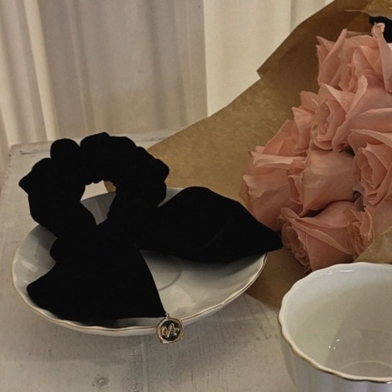 Valluat Velvet Ribbon Scrunchie_Black