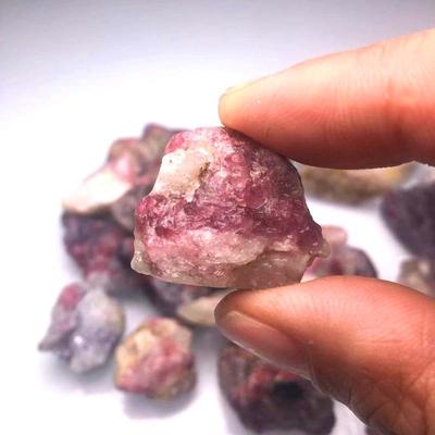 Natürliches rotes Mineralexemplar Pflaumenblütenkies Rohstein Turmalin