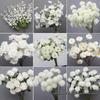 Weiße Blumendekoration für Hochzeiten Künstliche Straußornamente und Bogen-Requisiten