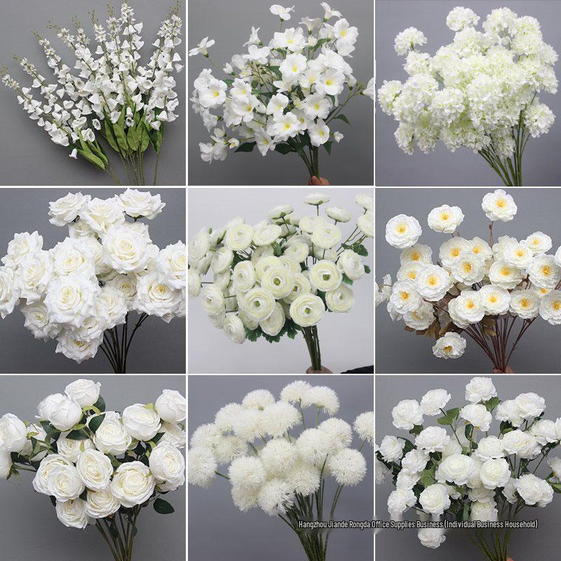 Weiße Blumendekoration für Hochzeiten Künstliche Straußornamente und Bogen-Requisiten