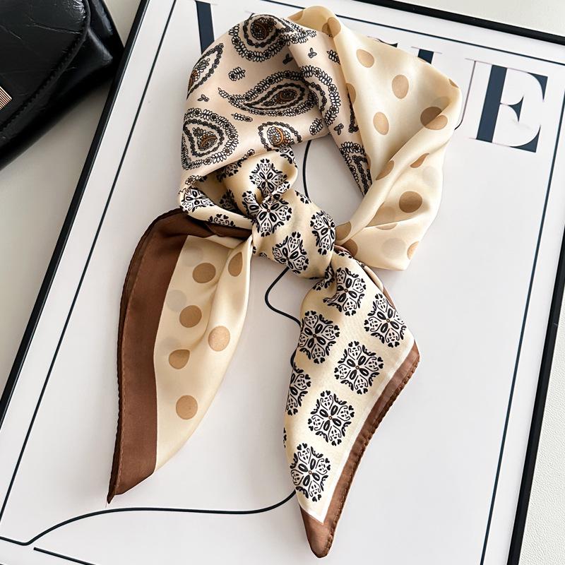Damski jedwabny szalik w koreańskim stylu: Wszechstronny kwadratowy szalik z kamelią na wiosnę i jesień - do noszenia na szyi, na torebce lub we włosach