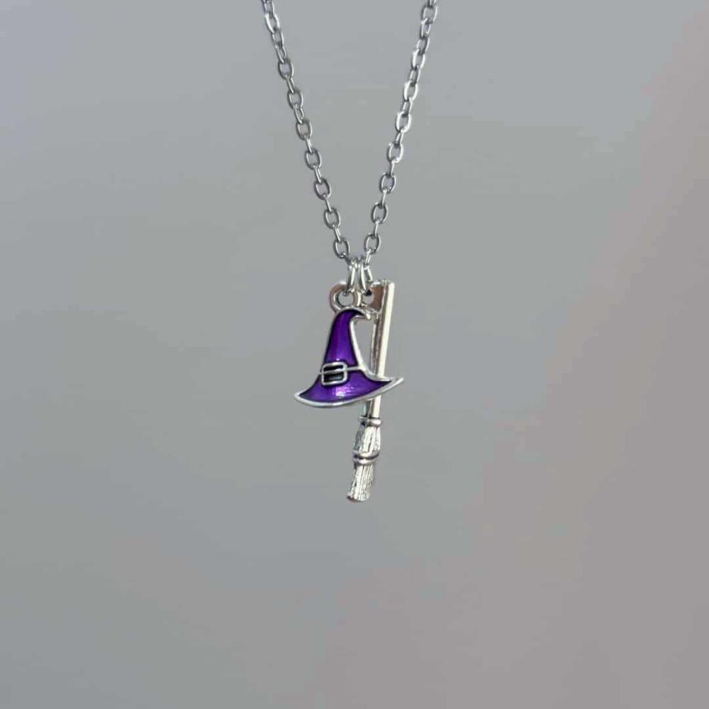 

Gothic Colored Resin Drops Witch Broom and Hat Pendant Necklace for Woman Halloween Designer Collarbone Chain Jewelry Accessory
