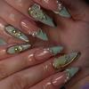 Almond Fake Nails, Pure Rose Pearl Texture, Golden Dragon Flash Diamond Design, Wearing Armor