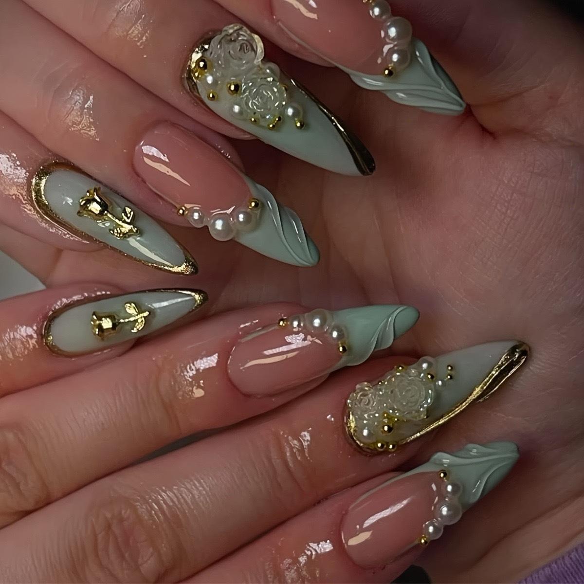 

Almond Fake Nails, Pure Rose Pearl Texture, Golden Dragon Flash Diamond Design, Wearing Armor