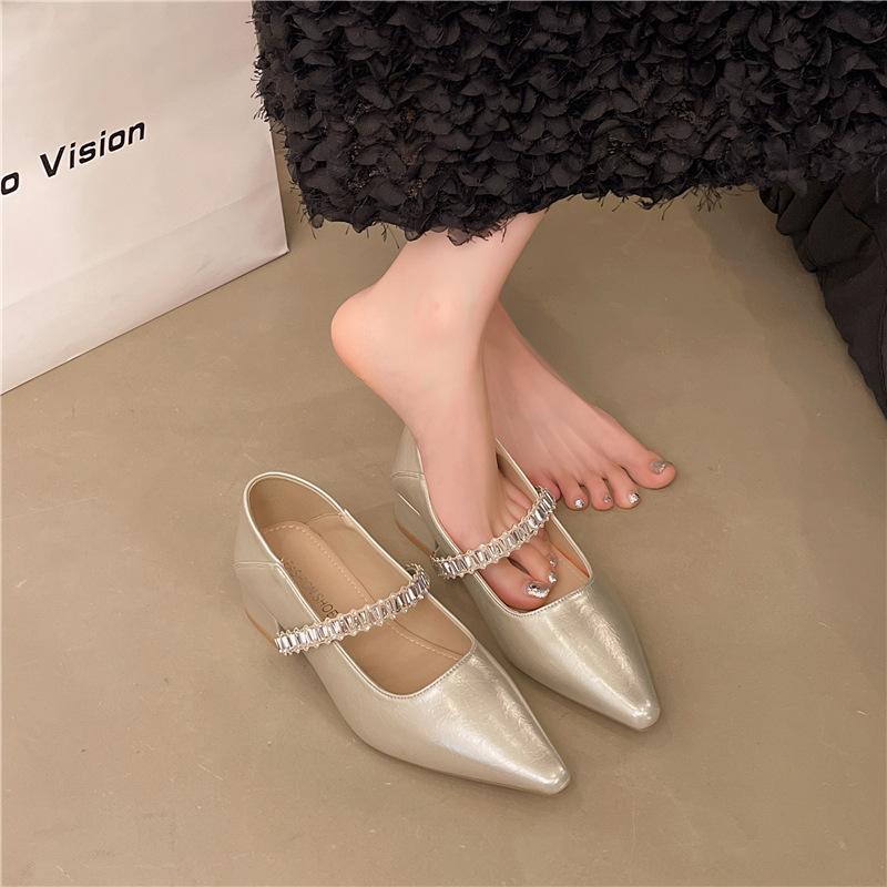 

Ботоу стразы слово с сандалиями женские летние новые остроносые пустые одинарные туфли толстый каблук туфли Мэри Джейн 40 шампанского