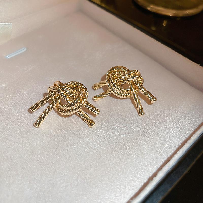 

Low price clearance collection~ Medieval high-end earrings, light luxury retro earrings, niche versatile earrings for women