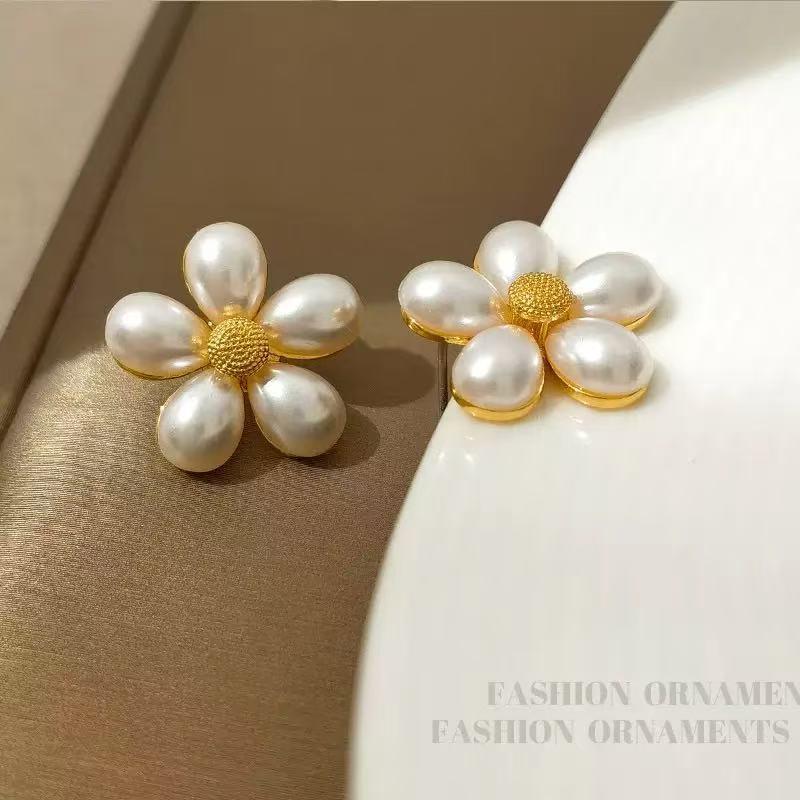 Silver Needle Gentle Retro French Pearl Flower Earrings Temperament New Earrings Simple Design Earrings