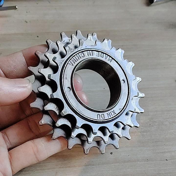 Vélo de montagne 27 vitesses avec poignées tournantes, roue libre indexée 7 vitesses, pignons arrière 9 vitesses, roue libre bruyante 8 vitesses et moyeu à cassette à changement de vitesse