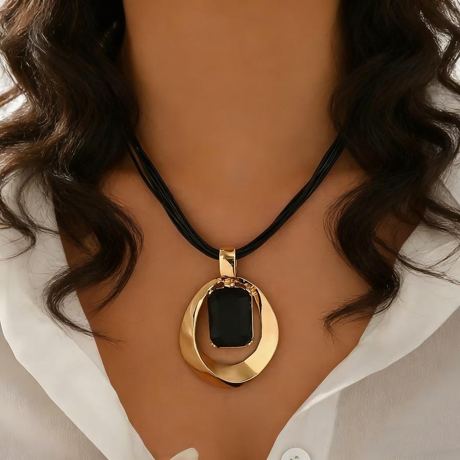1 Schwarze Seilkette mit unregelmäßigem Ring-Anhänger | Eingefasster schwarzer quadratischer synthetischer Edelstein, Eleganter Vintage-Stil, Ideal für den täglichen Gebrauch und als Geschenk