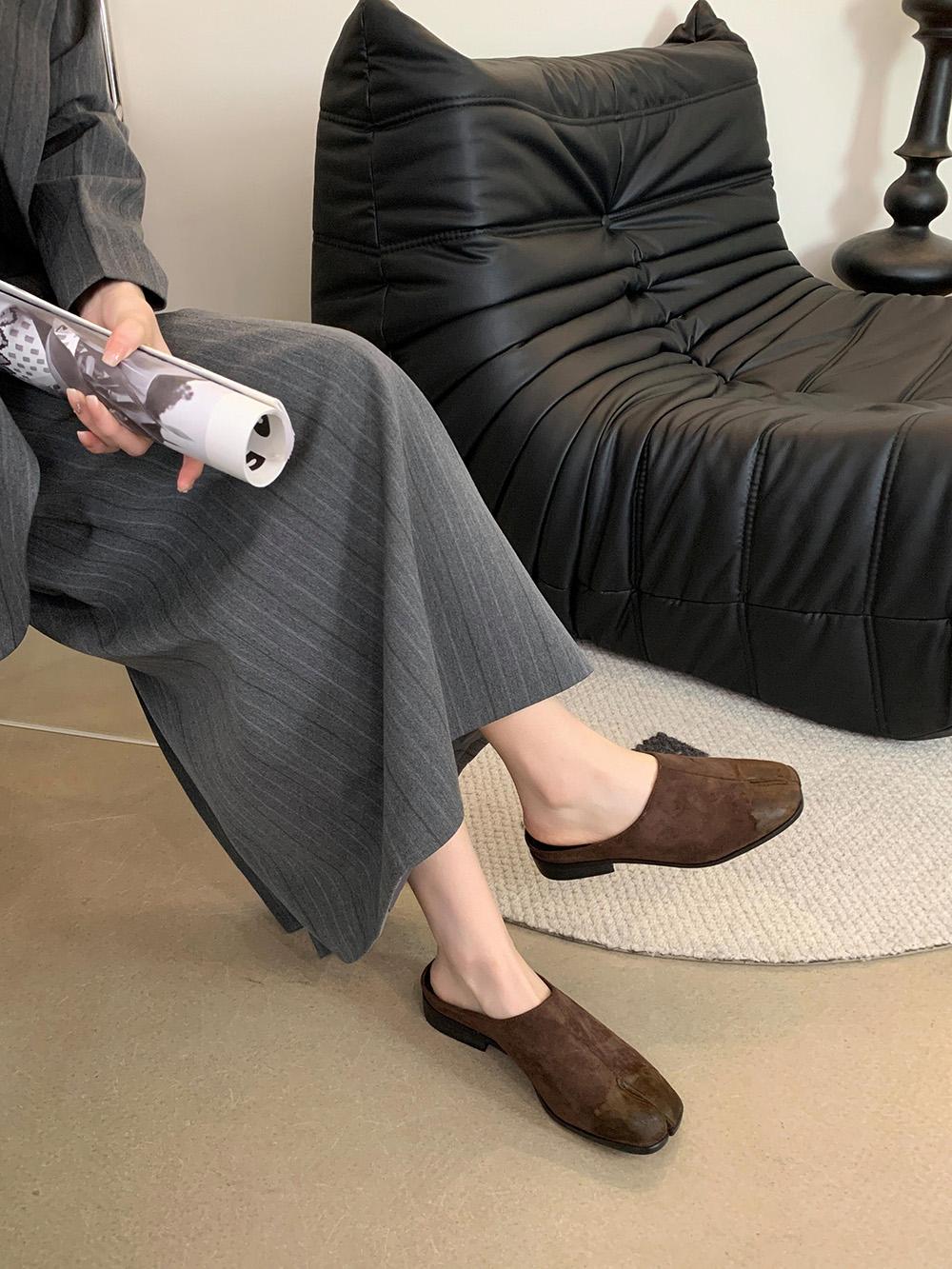 Модные женские тапочки-слайды из флока — фото 3