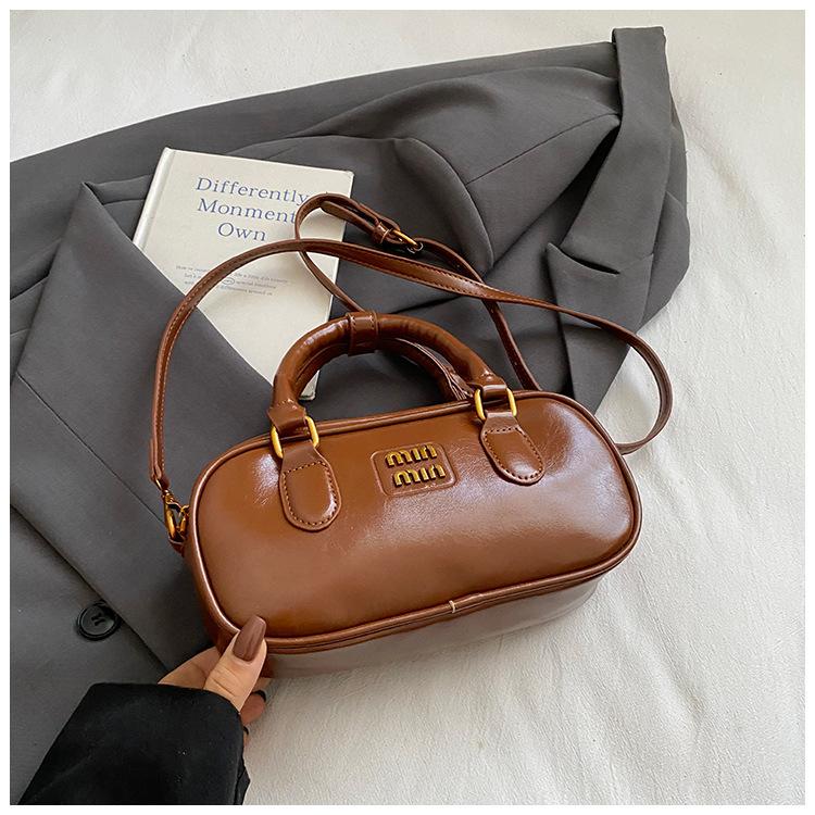 

Simple and high-value small bag women s bag 2025 autumn new niche foreign style hand carry small square bag commuter messenger bag