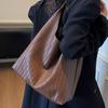 Retro Shoulder Bag Casual Soft Leather Underarm Bag and Popular Woven Commuter Handbag