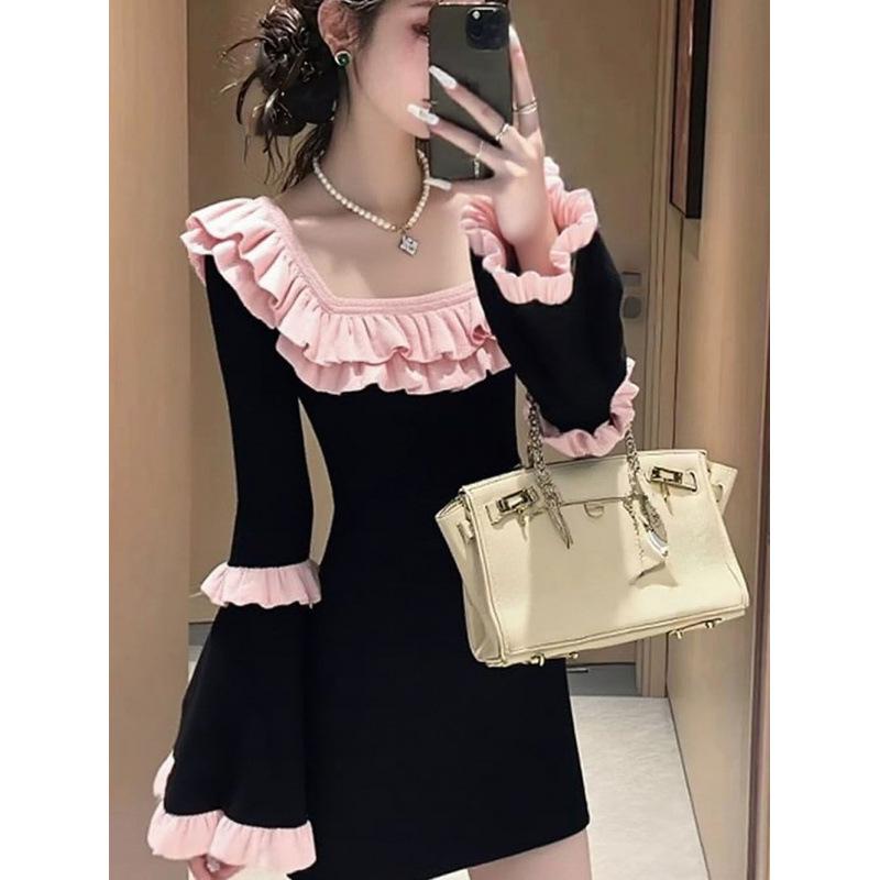 

2025 Black Ruffled Square Neck Slimming Dress with Bell Sleeves Small чёрный