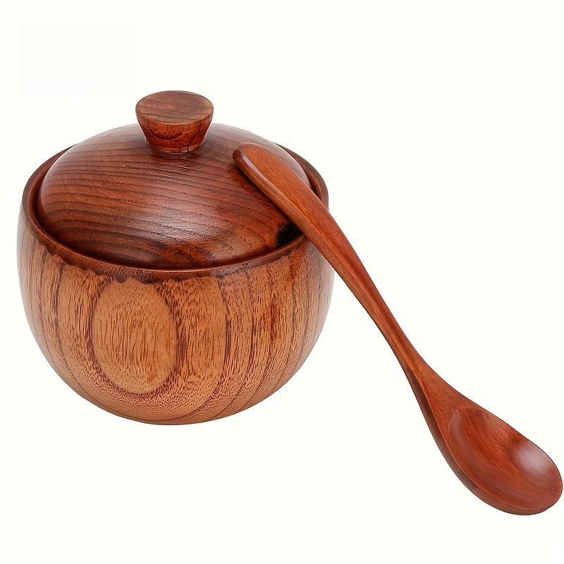 Eine native hölzerne Gewürzbox mit einem Löffel und Deckel, geeignet zum Kochen und Backen zu Hause. Es ist einfach zu bedienen und ein Muss in der Küche