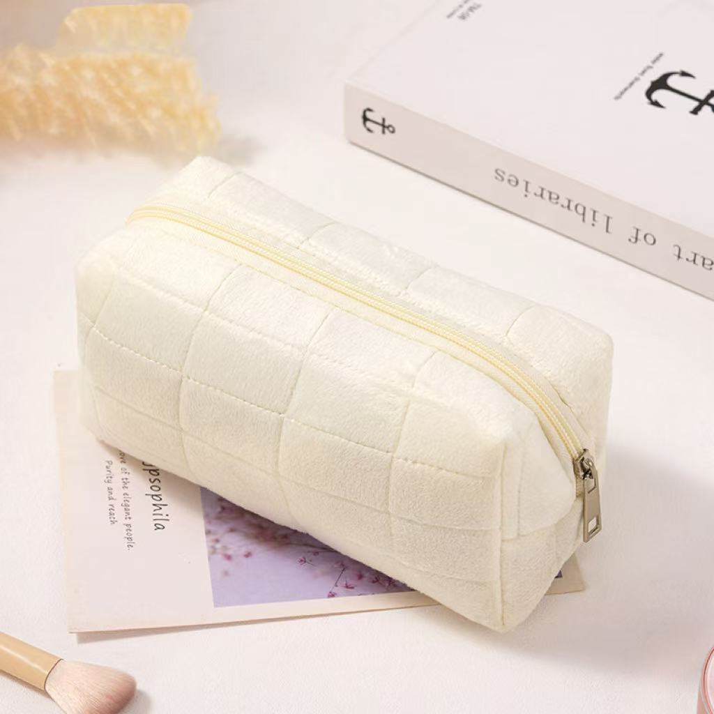 Velvet Makeup Bag, Large Capacity Portable Cosmetic Pouch Elegant Storage Bag for Travel