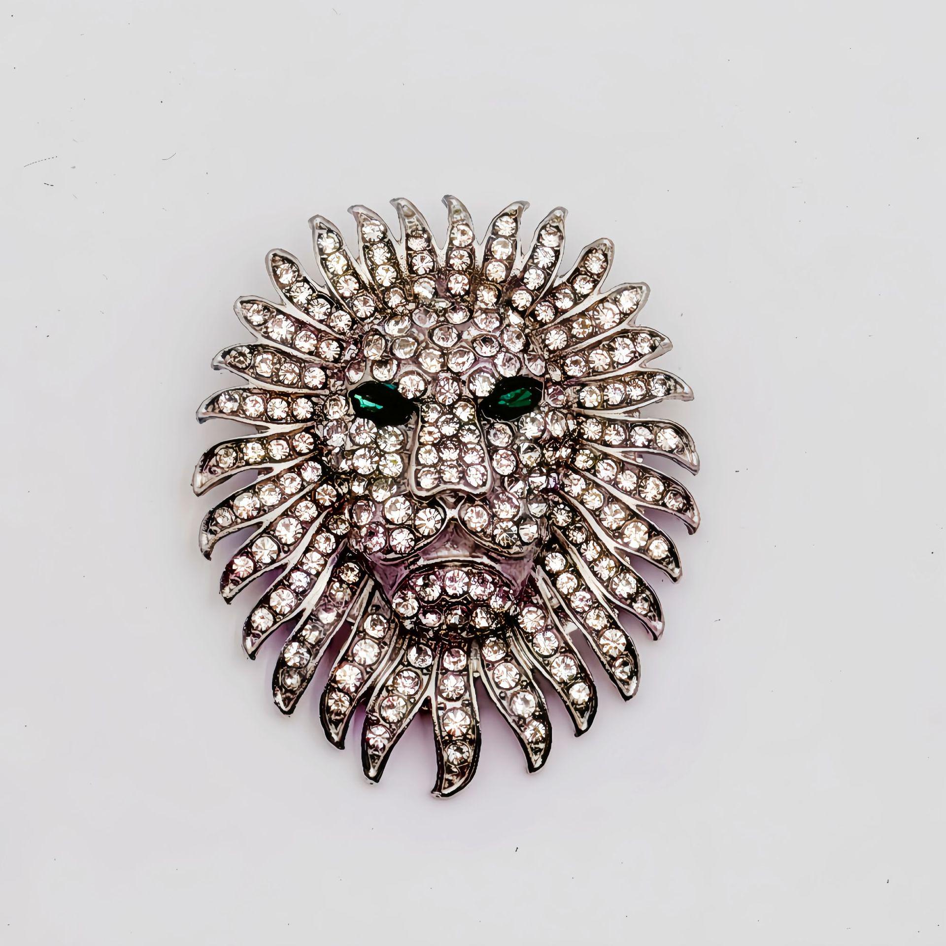 Lion Head Rhinestone Brooch: European/American Style Coat Accessory, In Stock. белый