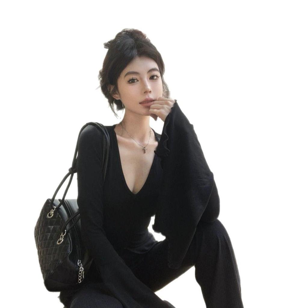 American Retro V-neck Flare Sleeve Spicy Girl T-shirt - Women's Autumn Slimming Black Long Sleeve Top.