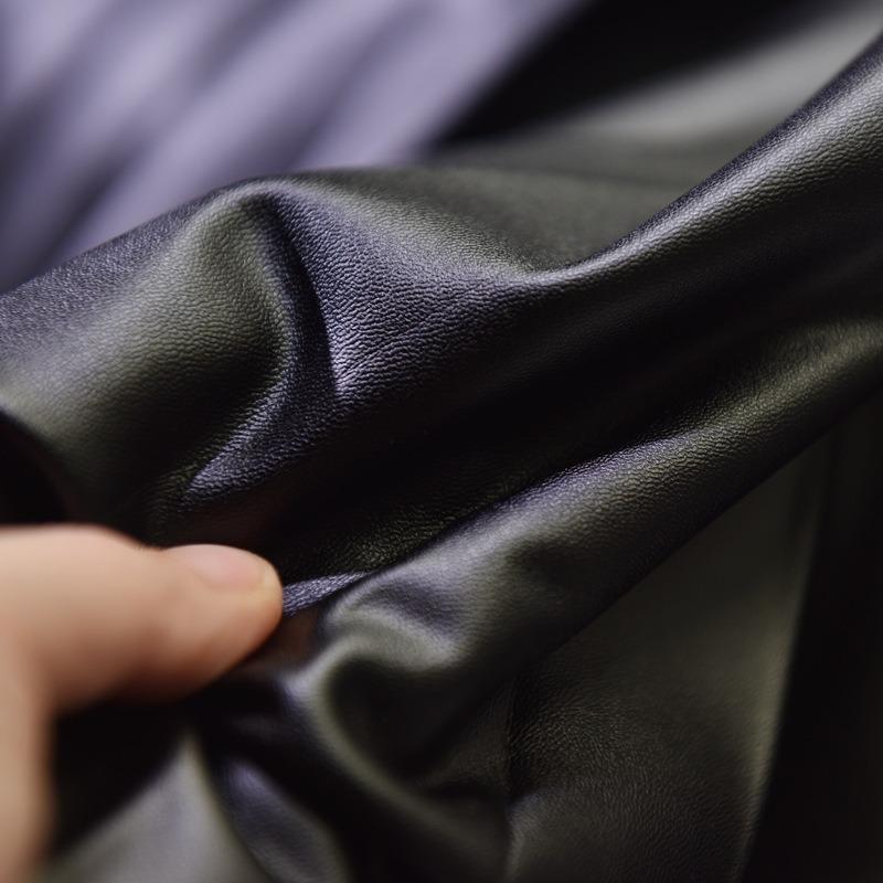 Der neue Rock für den Sommer 2025 ist hoch tailliert und dünn