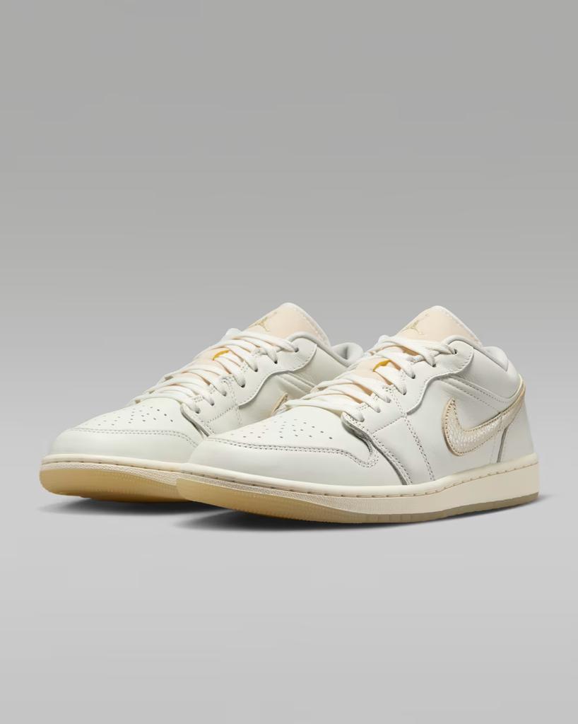 HV5157-100 Nike Air Jordan 1 Low Sail Pale Ivory Team Gold (De las mujeres)