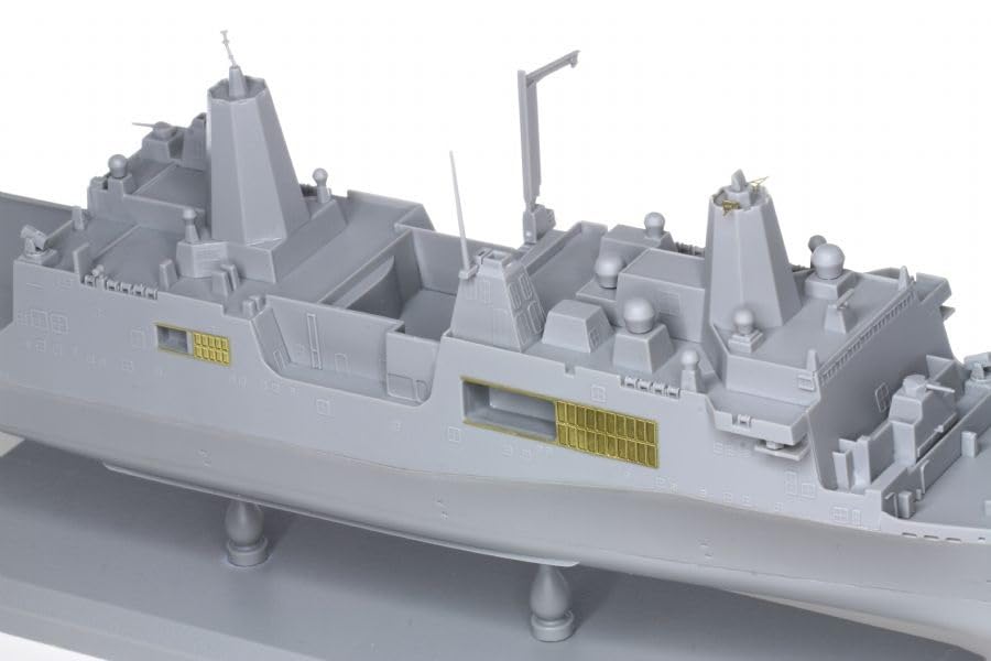 Platz Dragon 1/700 Scale American Landing Dock Transport Ship USS New York LPD-21 Plastic Model Kit DR7110 (Ship)
