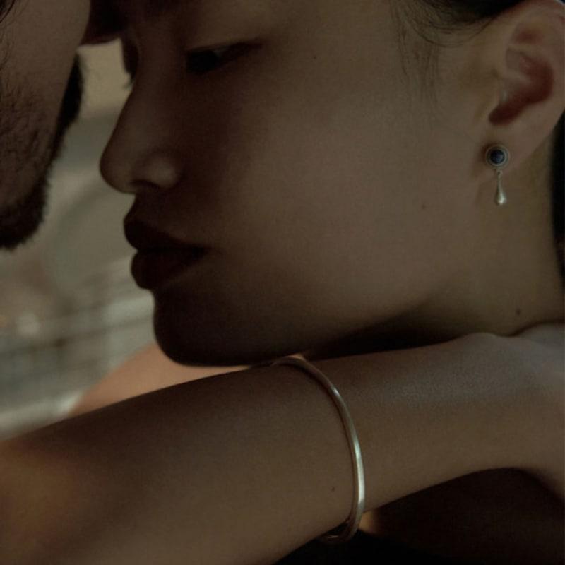 ODDCOLLET Tears earring (lapislazuli)