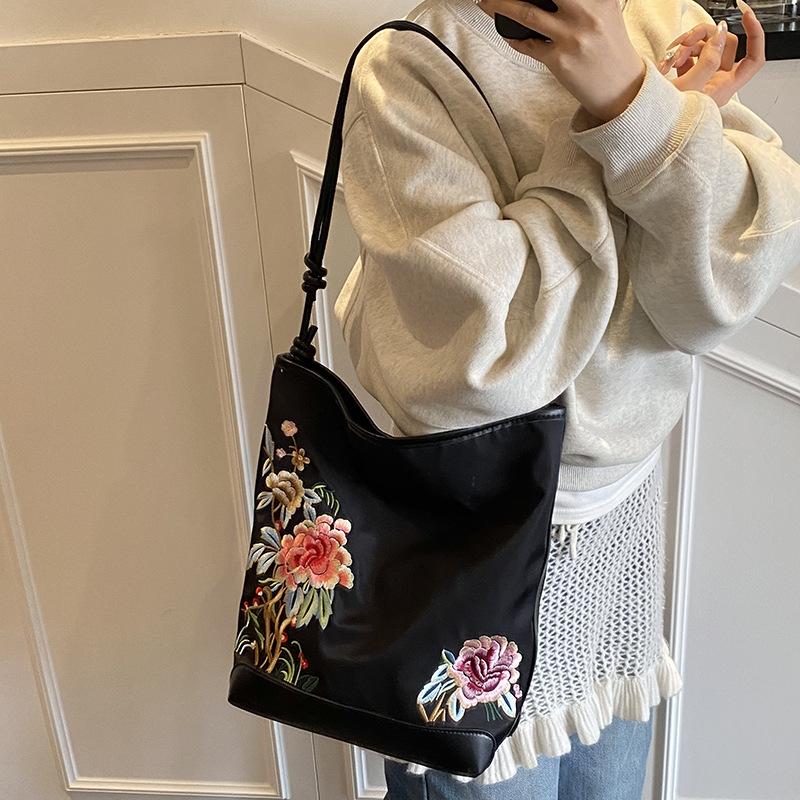 Einkaufstasche, Handtasche mit Blumenstickerei, Umhängetasche für Damen mittleren Alters, Umhängetasche