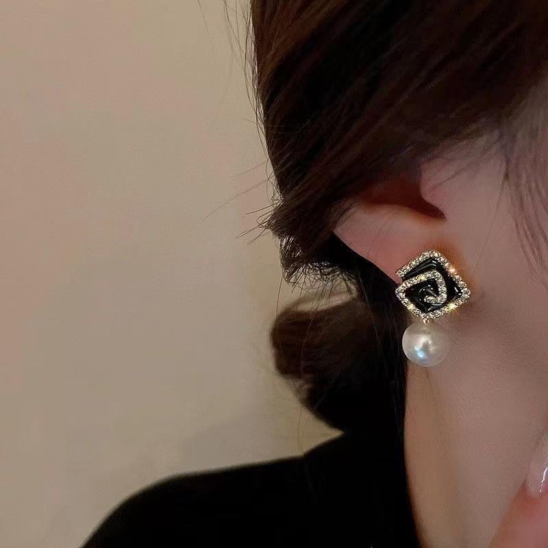 Inlaid Rhinestone Pearl Stud Earrings Women Personality Fashion Unique Design Earrings Wedding Jewelry Birthday Gift