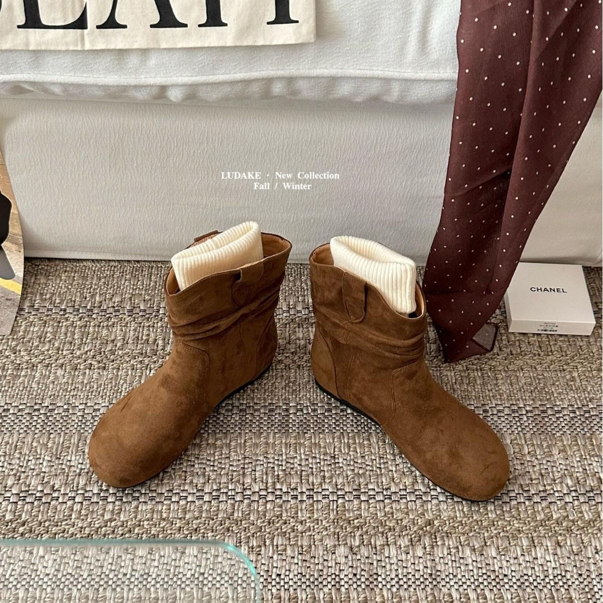 

2025 autumn and winter new round head pleated low tube thin Chelsea Martin women s short boots 39 хаки