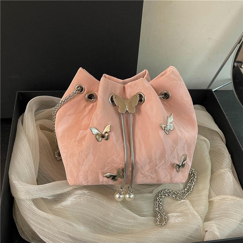 Niche design pleated strap butterfly shoulder messenger bag autumn new high-end versatile chain bucket bag