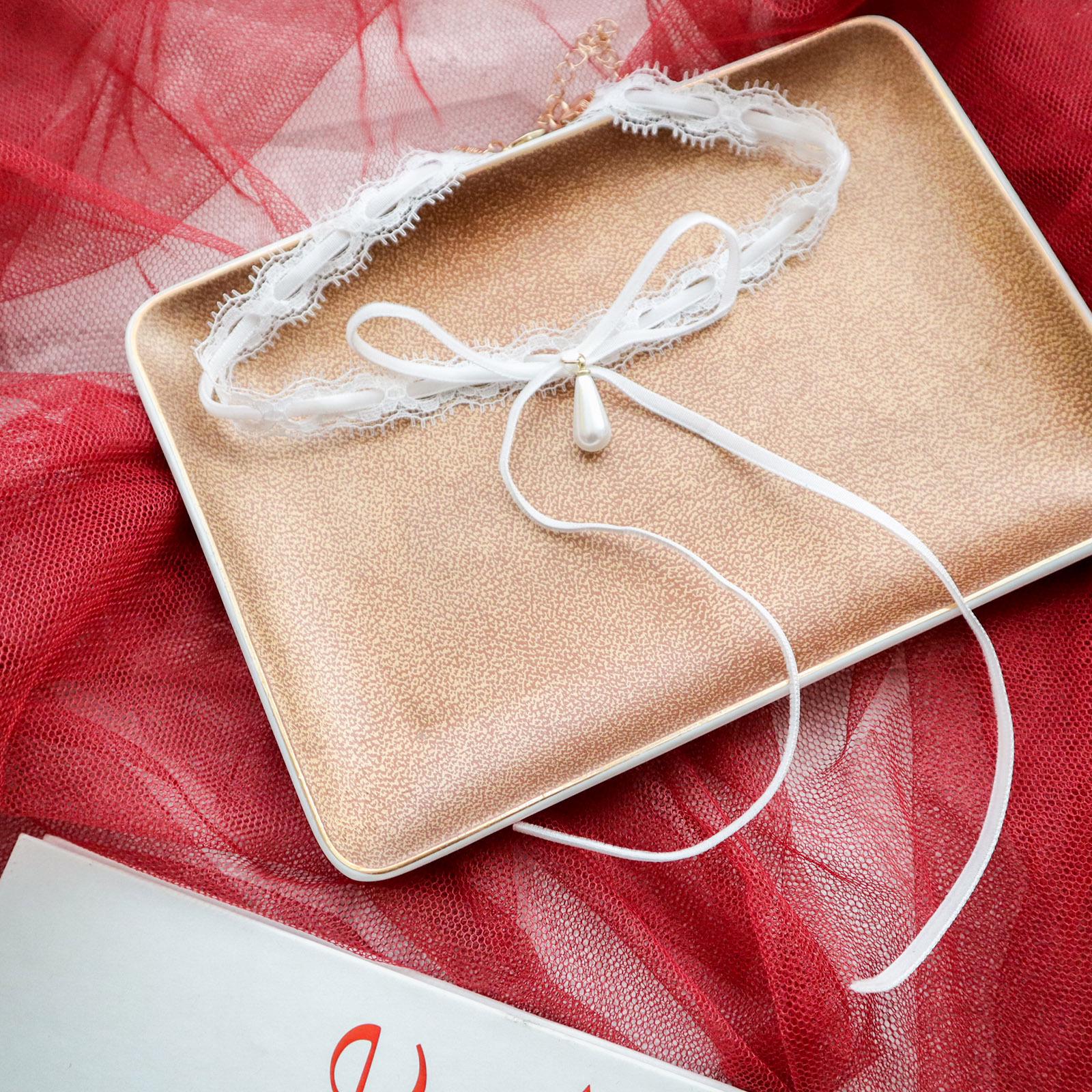 Белый Кружевной Ожерелье-Чокер с Бордовым Бантом и Жемчужным Подвесом белый