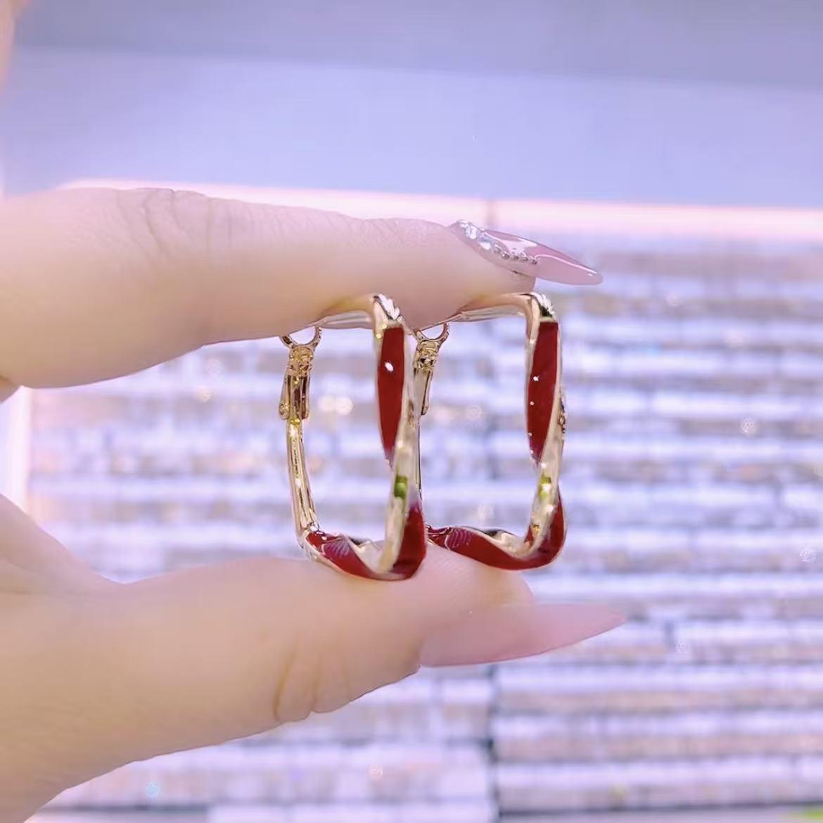 Элегантные красные серьги-кольца в гонконгском стиле: Модные серьги в стиле ретро с высококачественным, вневременным шармом.