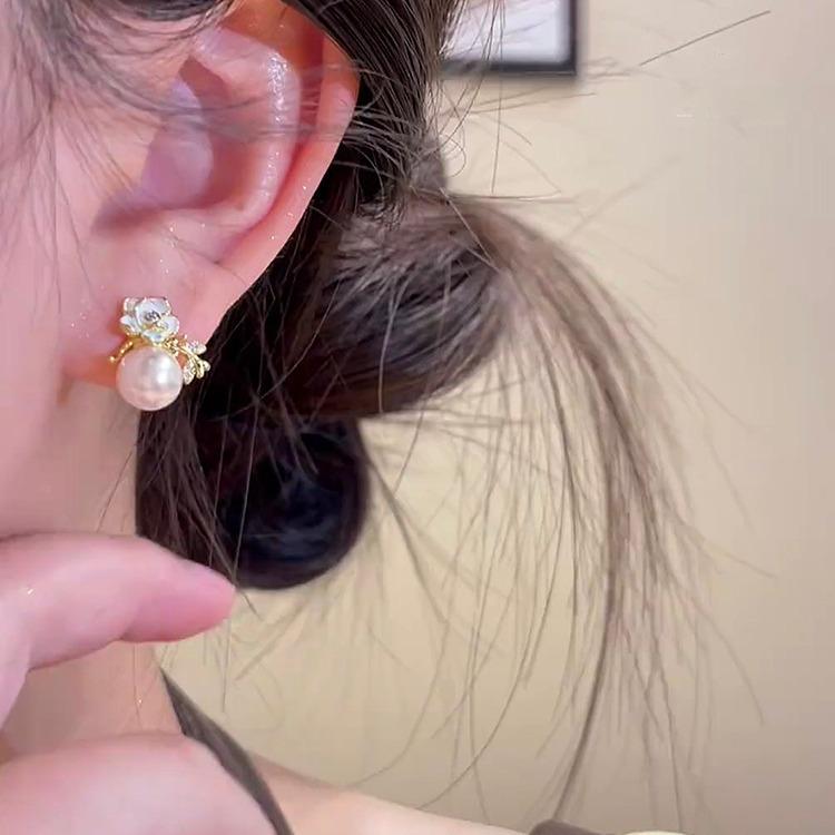Korean & Japanese Camellia Pearl Stud Earrings: Stylish High-End Women's Fashion for Summer 2024.