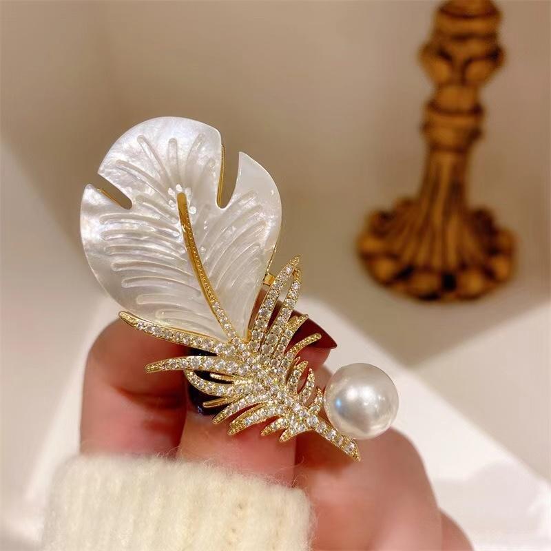 Fashion Crystal Shell Feather Brooch Pins For Women Luxury White Pearl Gold Color Party Wedding Gifts Clothing Accessories