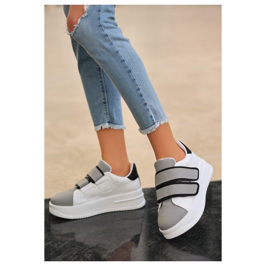 

Женская повседневная обувь на высокой подошве