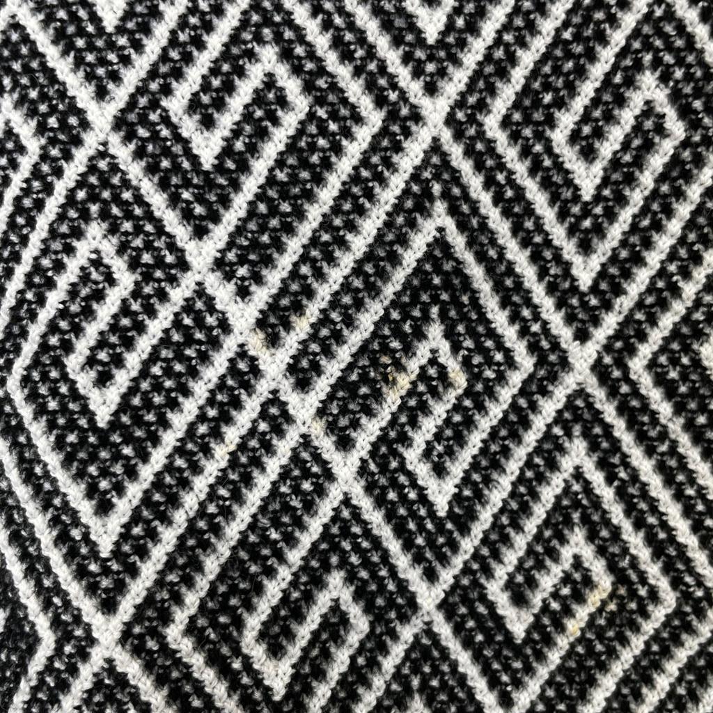 Givenchy BW905T4Z3W Cropped Pullover Knit Tops XS Black WhiteUsed