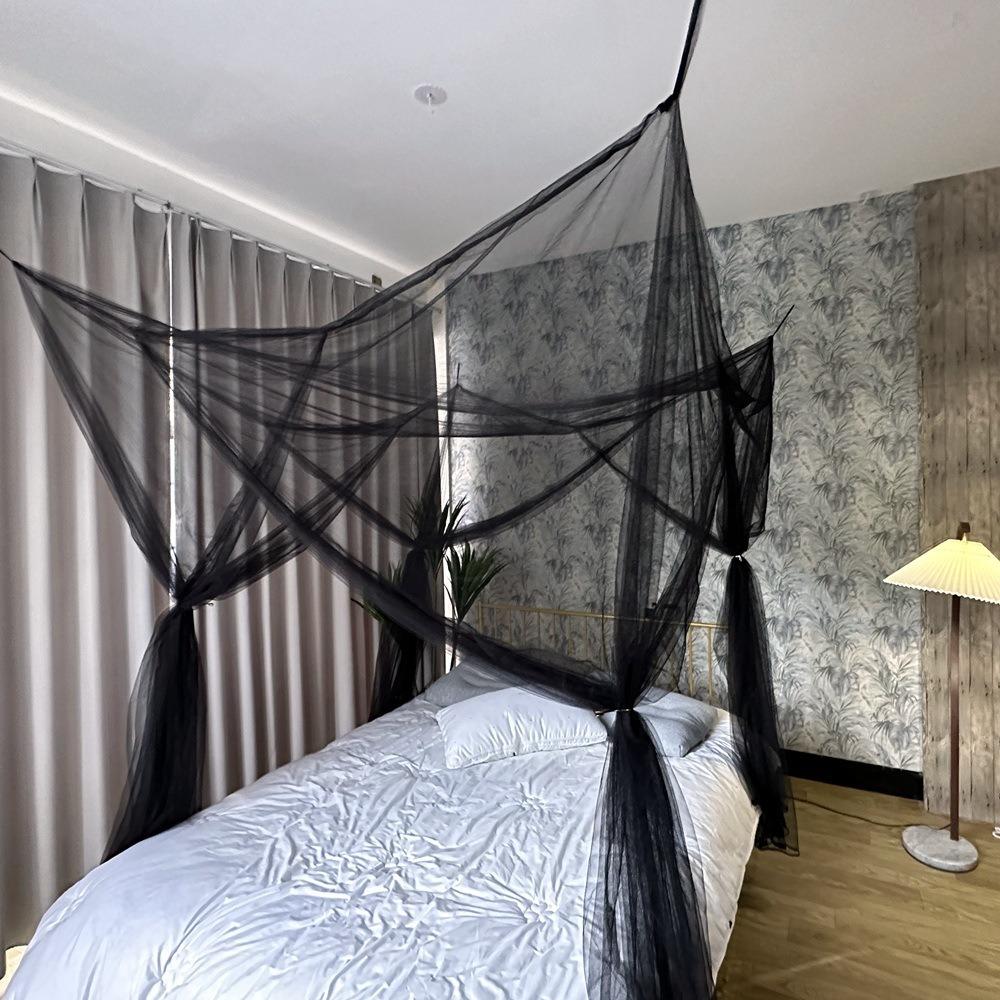 

Дышащий полог-сетка от комаров с 4 угловыми стойками для двуспальной/королевской/королевской кровати для использования в помещении/на улице