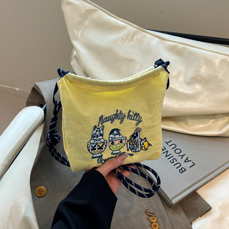 Niche Design Casual Simple Personality Fashion Women's Shoulder Messenger Bag 2025 Autumn New Foreign Style Bucket Bag