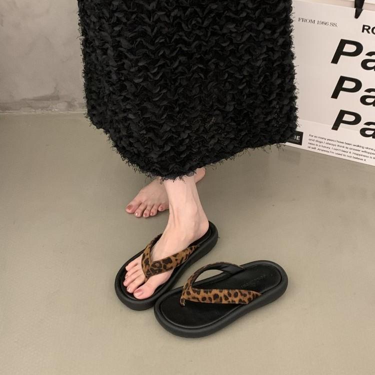 Thick-soled flip-flops women's summer outer wear 2025 new fashion high-end non-slip seaside beach cool slippers