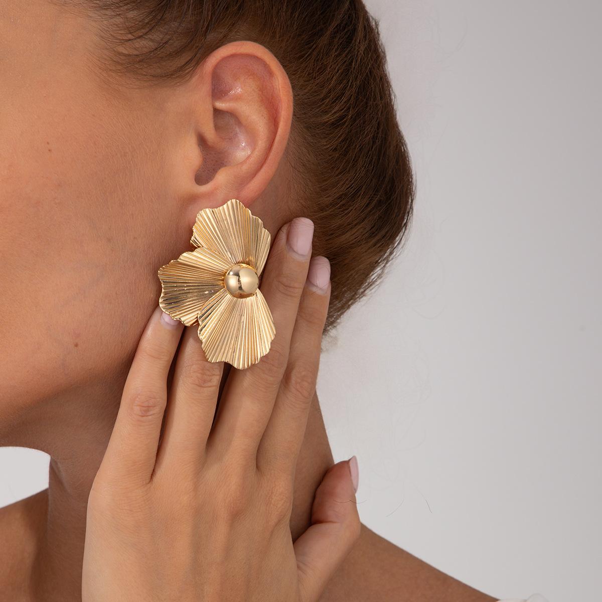 

Темпераментные серьги-пусеты с трехмерными металлическими цветами, универсальные серьги с нерегулярным узором