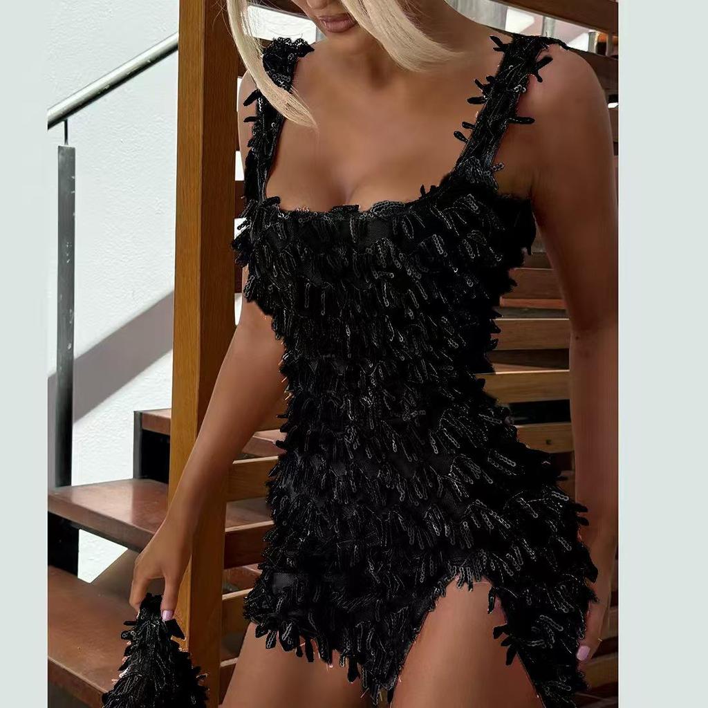 Rochie Bodycon Subțire cu Umerii Goi, cu Fantă și Detaliu Pufos