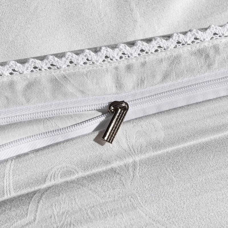 All-Season Jacquard Silk-Filled Duvet